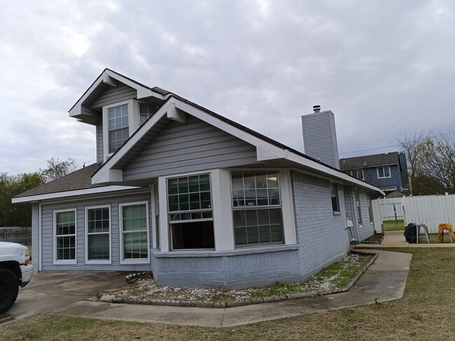 Building Photo - 2701 Willow Springs Rd