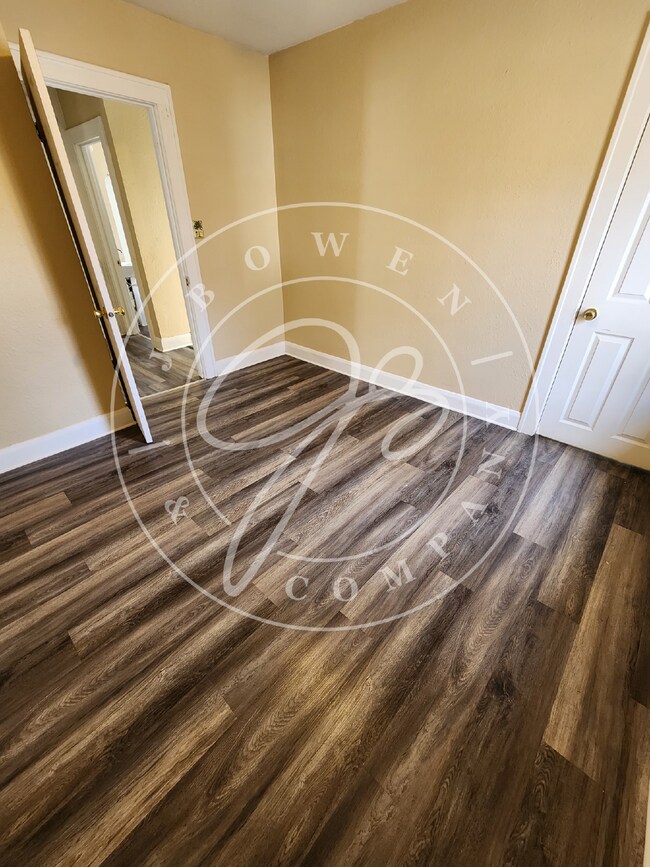 Building Photo - 3 bed 1 bath over 1200 Sq ft. and full basement!