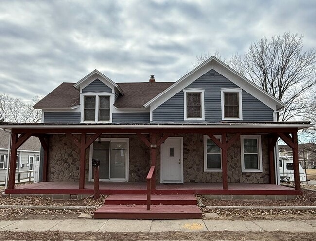 Primary Photo - 400 Prairie St