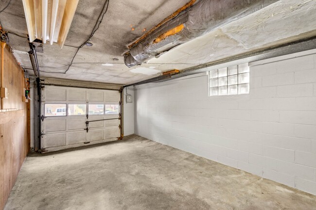 Building Photo - AVAILABLE JULY 1st!! FANTASTIC 1-bedroom i...