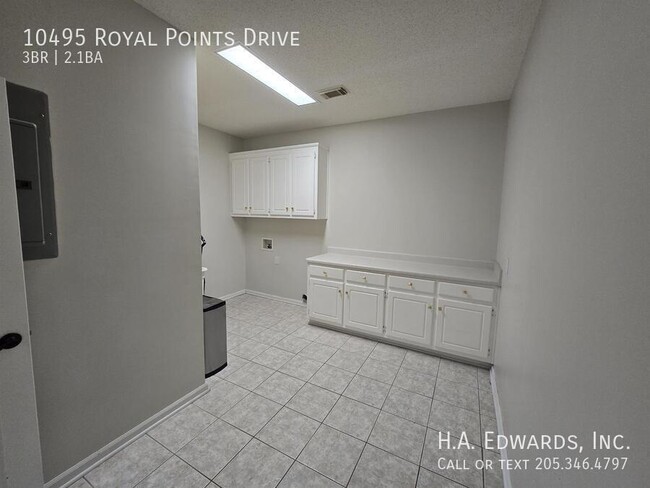 Building Photo - 10495 Royal Points Dr