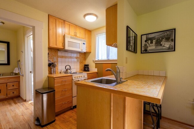 Building Photo - 550 square foot Fully Furnished short term...