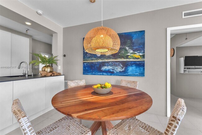 Building Photo - 1130 Venetian Way