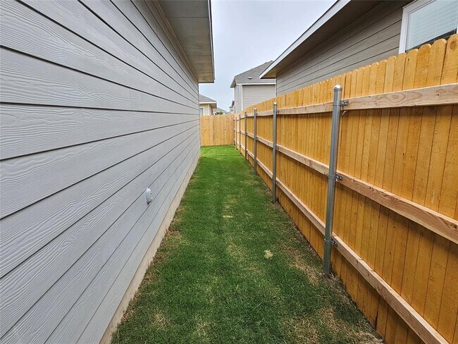 Building Photo - 128 Dollars Dr