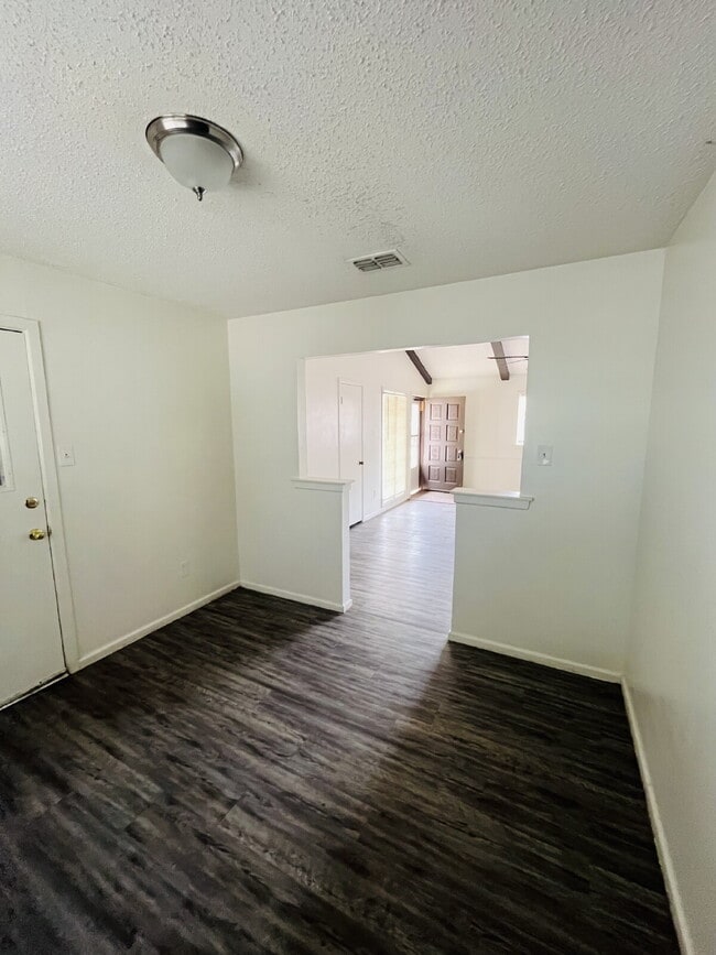Building Photo - 2 Bedroom Duplex