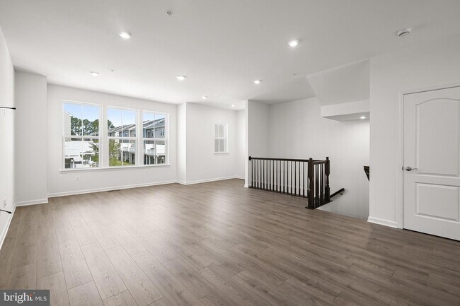 Building Photo - 643 Eastland Row