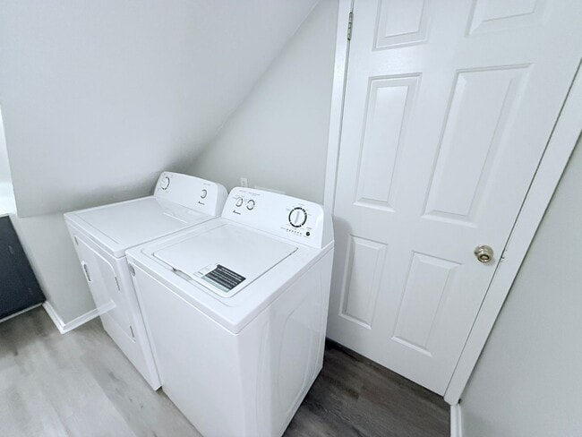 Building Photo - 2/2 House 1 mile from campus and the square