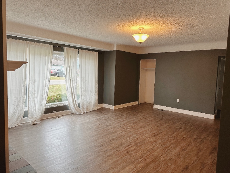 Building Photo - 671 Crest Ln E