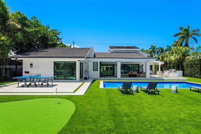 Building Photo - 207 Holiday Dr