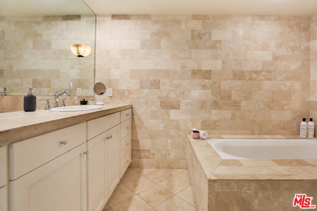 Building Photo - 423 N Palm Dr