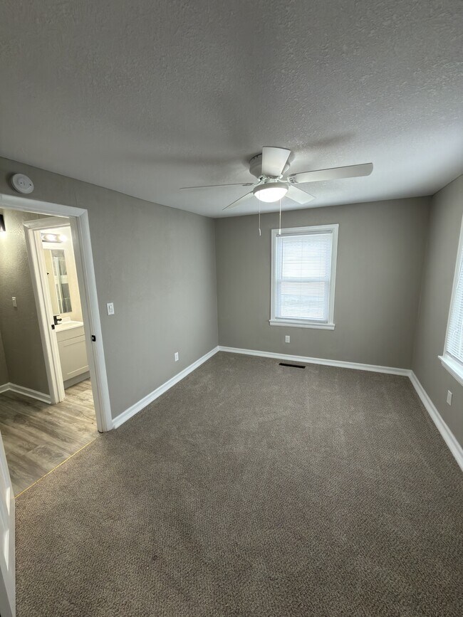 Building Photo - 1412 N Harris Ave