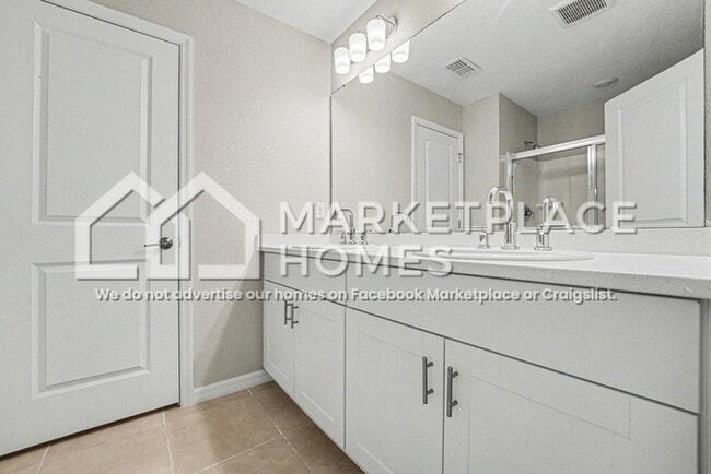 Building Photo - 2044 Rosewood Cir