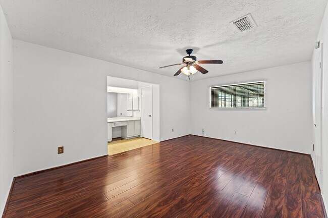 Building Photo - 1502 Ashmore Dr