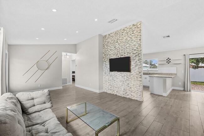 Building Photo - 265 SW Dalton Cir