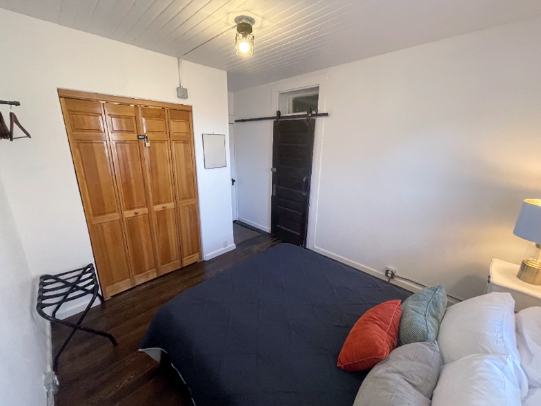 Building Photo - 711 W 5th St