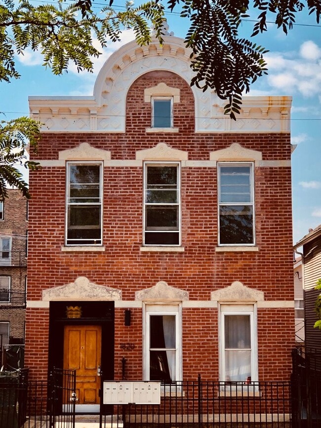 Interior Photo - Pilsen 1820 Throop