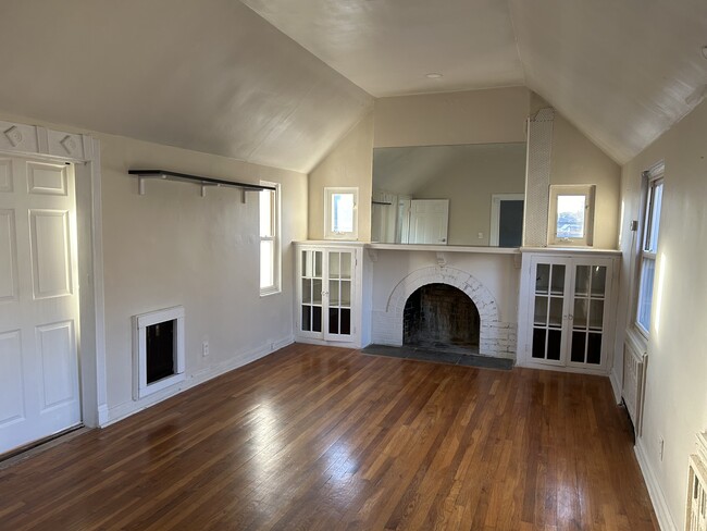 Very large living room with extended ceiling, - 724 Huntington Rd