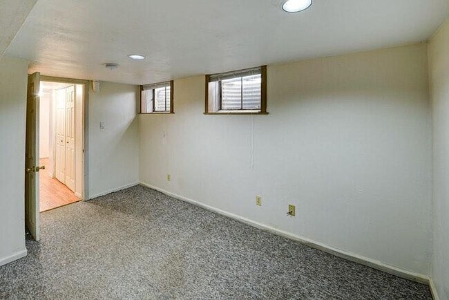 Building Photo - 390 S 36th St