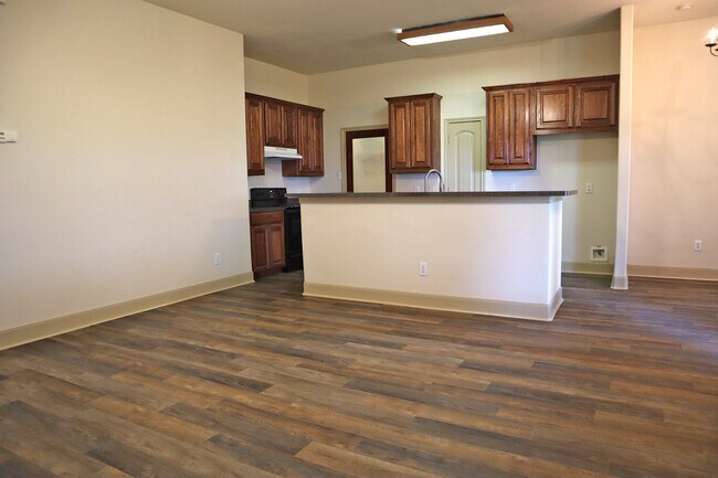 Building Photo - 1705 Hickory Dr