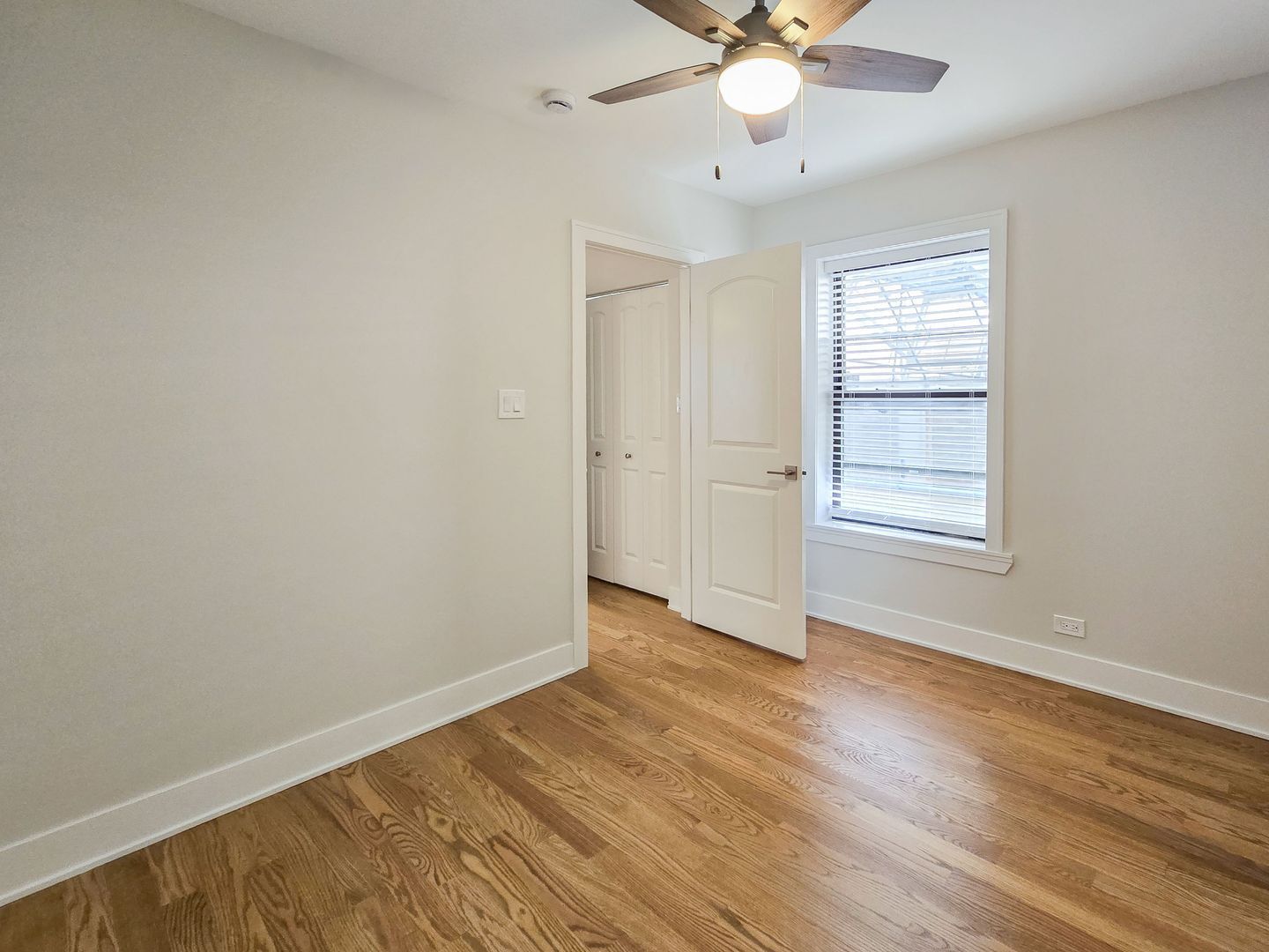 Building Photo - 561 W Cornelia Ave