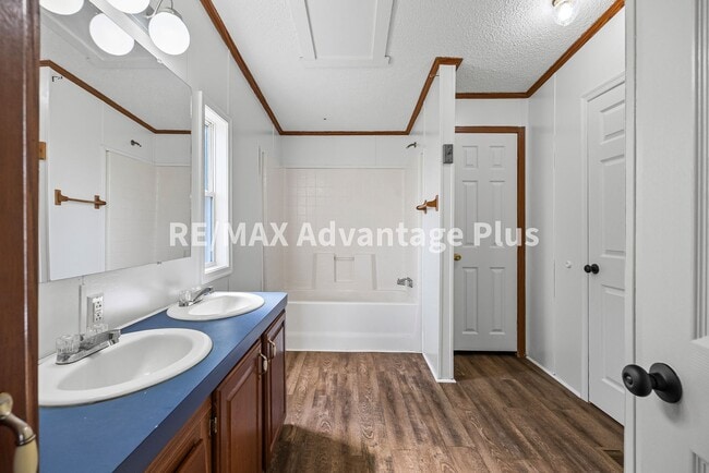 Building Photo - Spacious 4 bedroom home in private setting