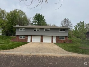 Building Photo - Totally remodeled/Second family room or po...
