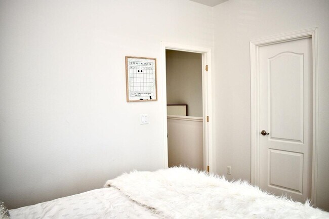 Building Photo - Stunning 3-Bedroom, 2.5-Bathroom Home for ...