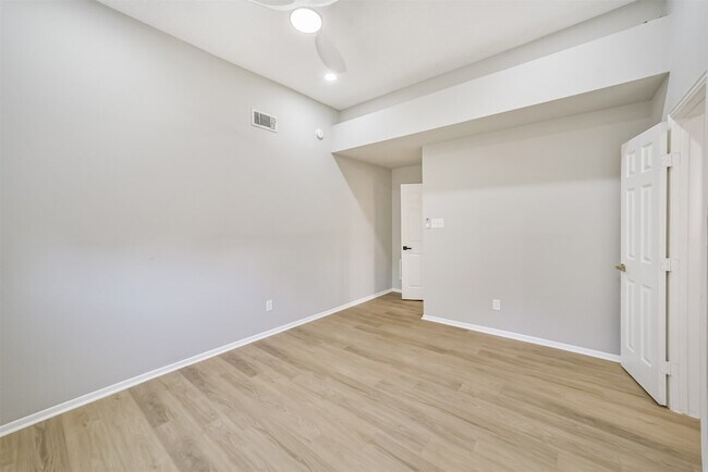 Building Photo - 10826 Thorncliff Dr