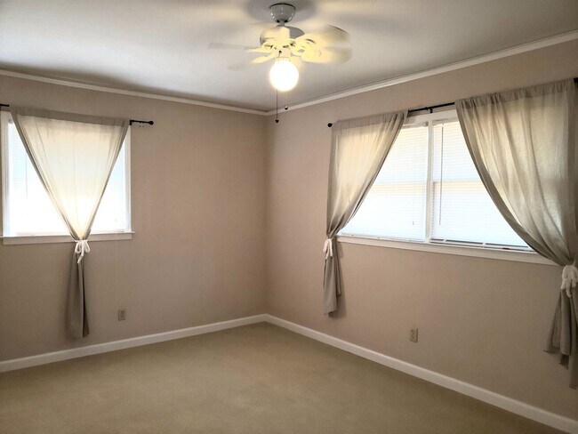 Building Photo - Spacious Corner Property!