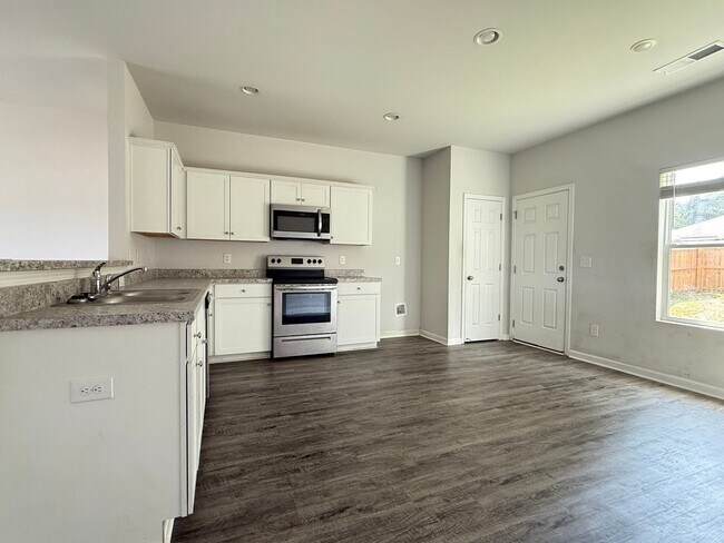 Building Photo - 4 Bedroom Home in Odenville