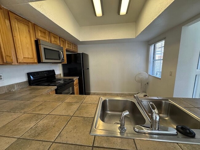 Building Photo - Bright & Spacious 2 Bedroom Condo with Vaulted Ceilings in Phoenix