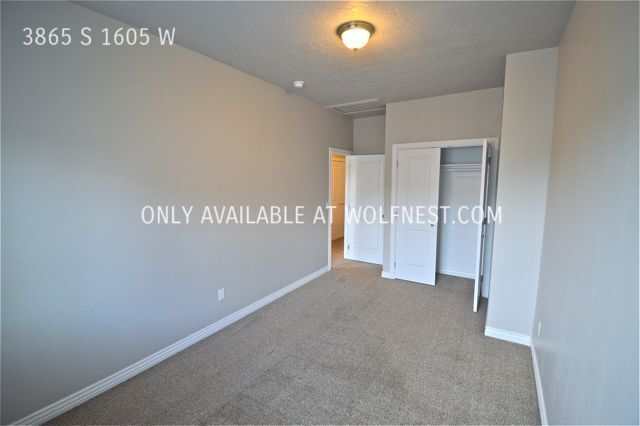 Building Photo - Gorgeous 3 Bedroom West Valley Townhome! N...