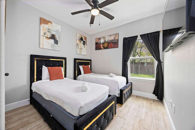 Building Photo - 8138 Bassett St