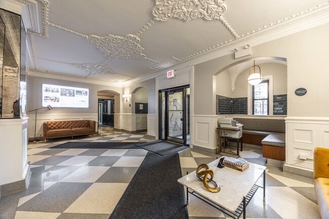 Building Photo - 1140 N La Salle Dr