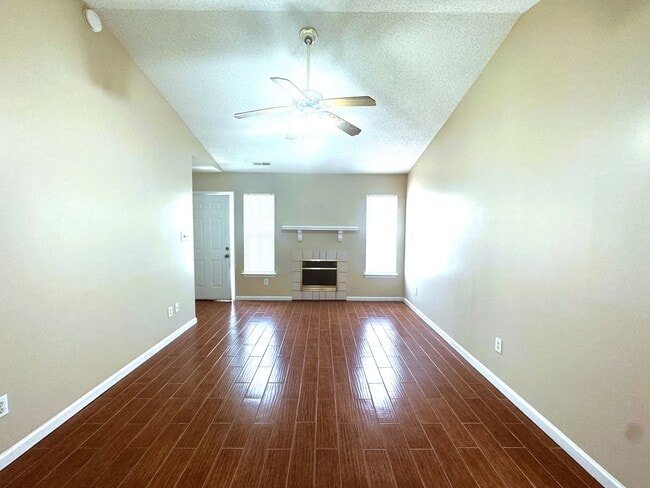 Building Photo - 2 BR/ 2 Bath End Unit! Minutes to Camp Lej...