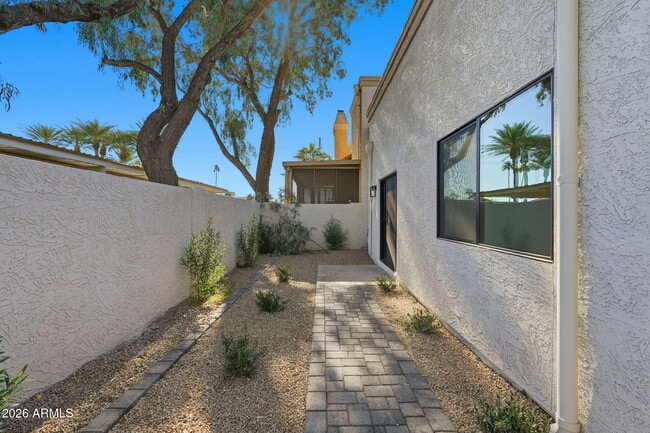 Building Photo - 2029 N Sunset Dr