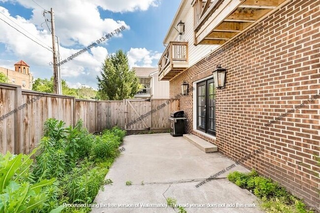 Building Photo - Fantastic Plaza location!!