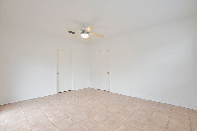 Building Photo - Beautiful 3/2 Spacious Pool Home with a Fe...