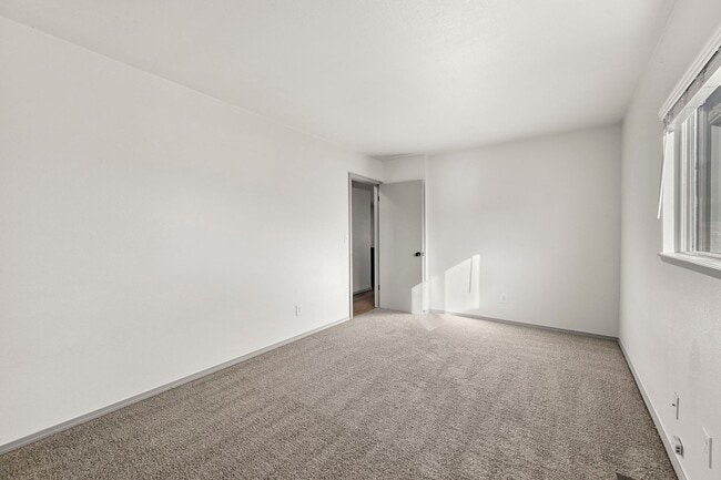 Building Photo - 330 Putnam Dr