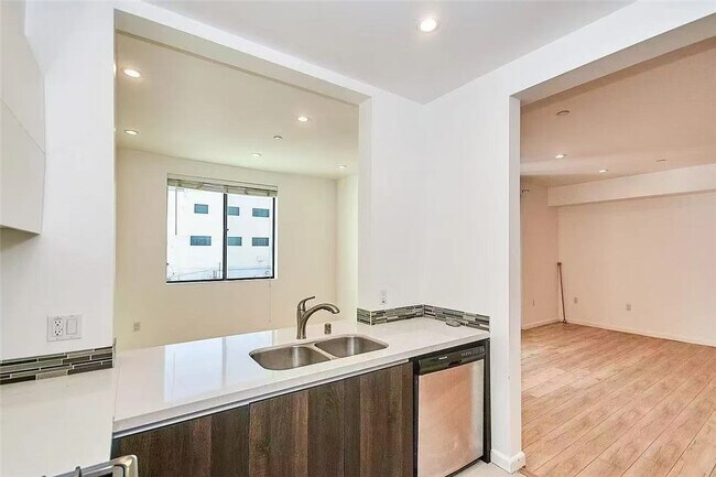 Building Photo - 137 W 6th St