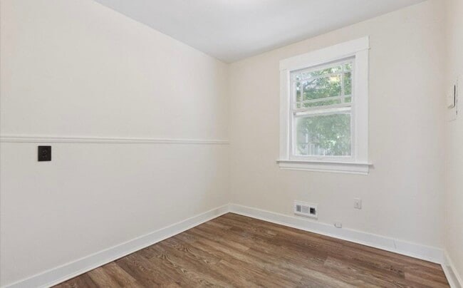 Building Photo - 506 W Oakland Ave