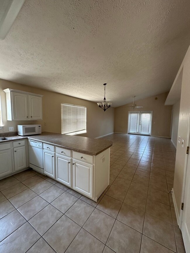 Building Photo - 3 Bed 2 Bath located in the Palm Cove Gated Community!