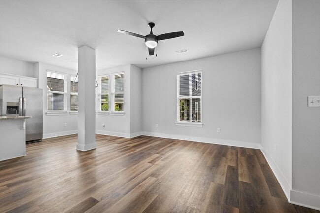 Building Photo - Beautiful and Modern Home!