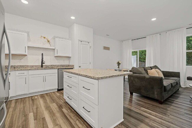 Building Photo - Furnished 3-Bed Townhouse in Durham