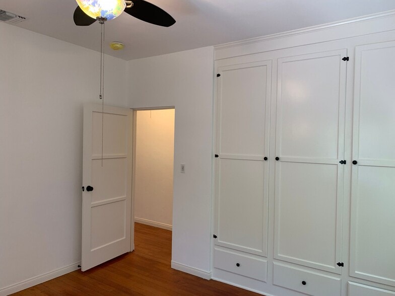 Building Photo - 5046 La Roda Ave