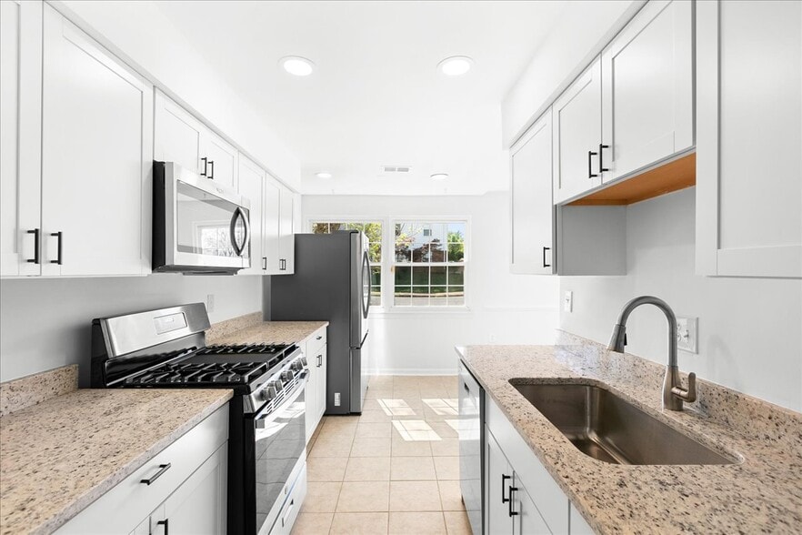 Building Photo - 239 Nottoway St SE