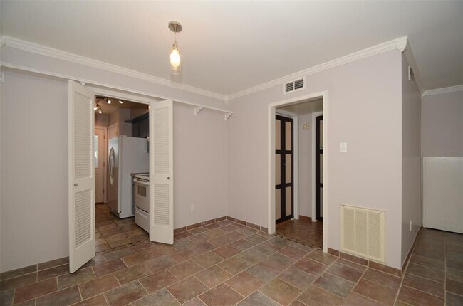 Building Photo - 6402 Del Monte Dr