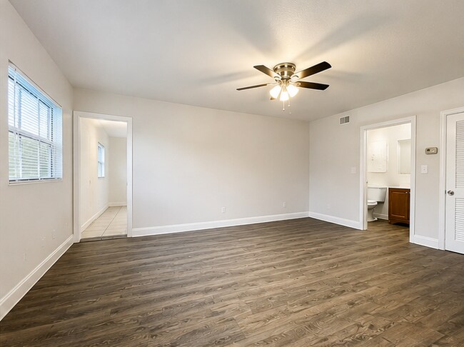 Building Photo - 2211 W Woodlawn Ave