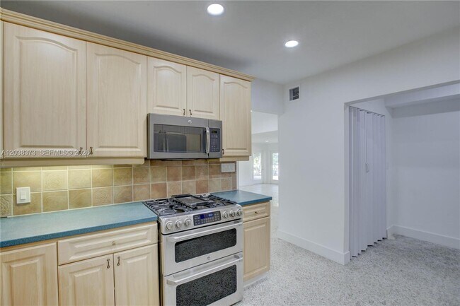 Building Photo - 616 SW 11th Ct