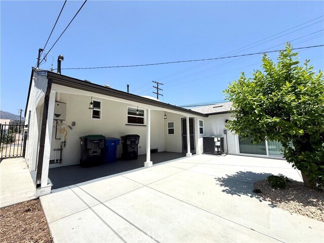 Building Photo - 352 E Newman Ave